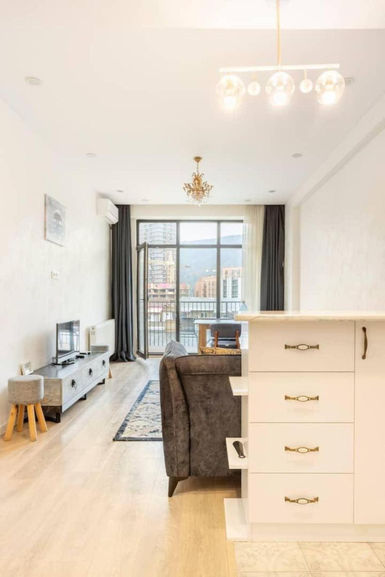 River Side Apartment *
